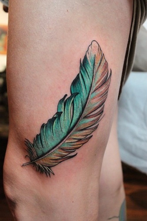 大腿美丽的彩色羽毛纹身图案