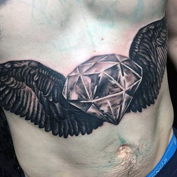 腹部巨大的钻石与巨大的羽毛纹身图案