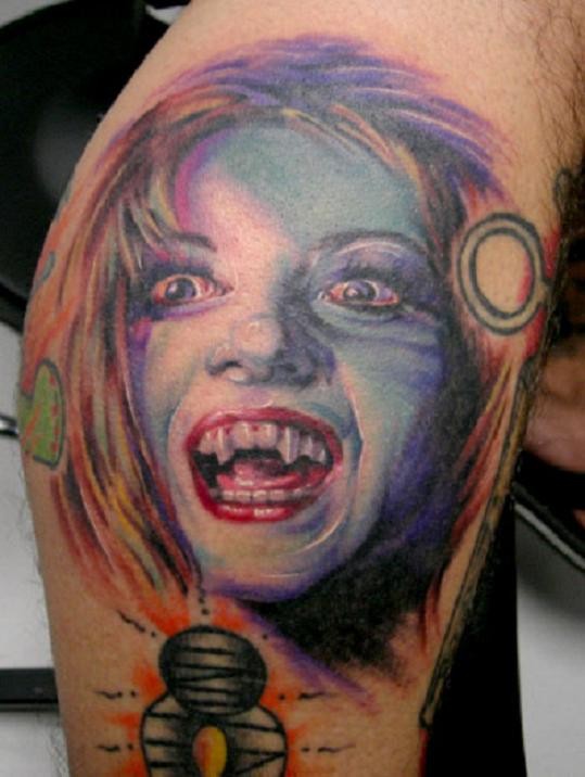 肩部彩色吸血鬼女孩纹身图案