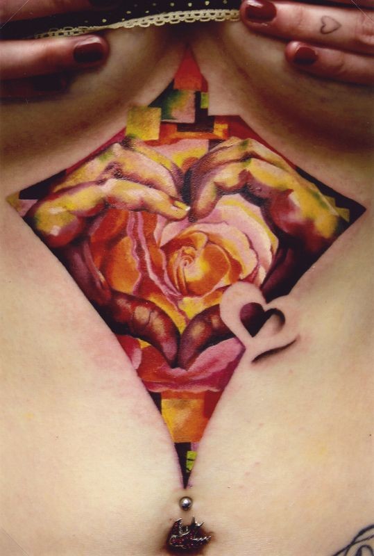 胸部彩色浪漫型玫瑰花心形纹身图案