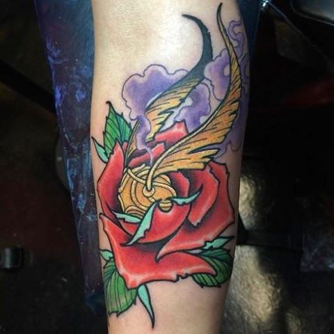 手臂彩色玫瑰花与魁地奇球纹身图案