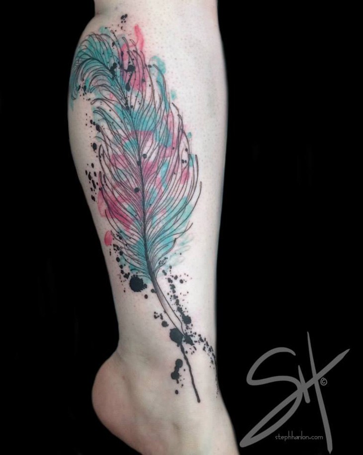 小腿漂亮的水彩风格羽毛纹身图案