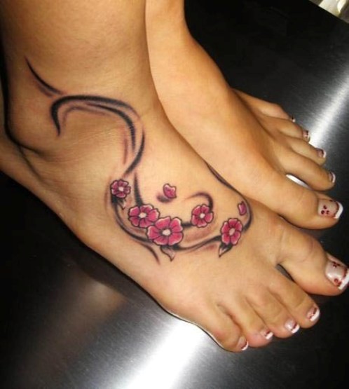 女性脚背上的彩色花朵纹身图案