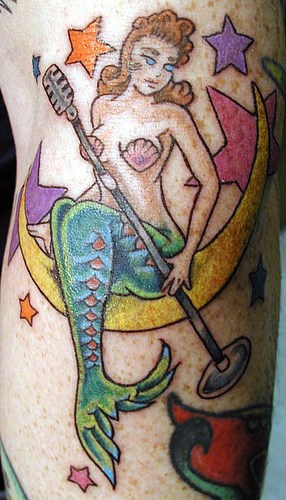 手臂彩色美人鱼歌手纹身图案