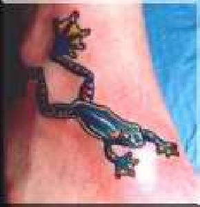 脚部逼真的彩色青蛙纹身图案