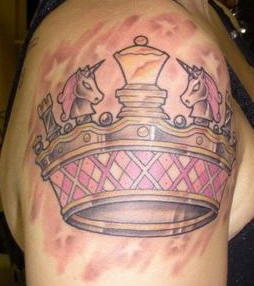 独角兽粉红色皇冠纹身图案
