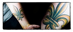 手腕彩色鸢尾符号纹身图案