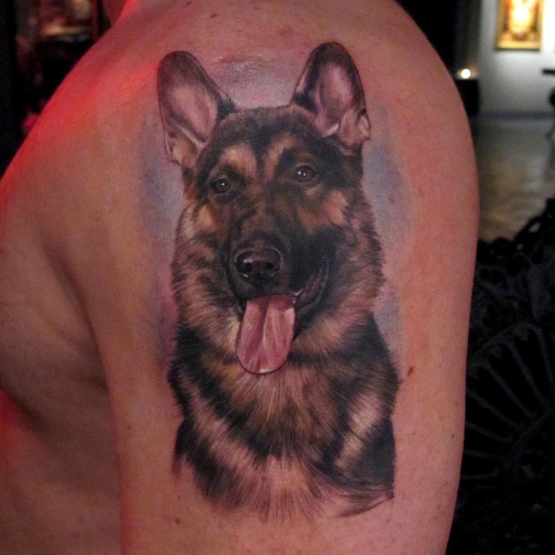 大臂彩色德国牧羊犬肖像纹身图案