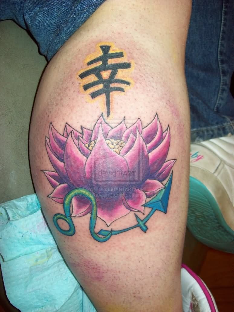 腿部紫色的莲花与日本文字纹身图案