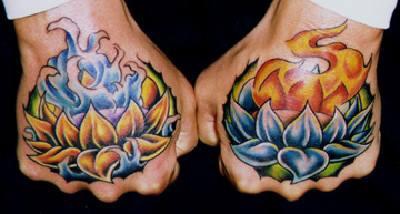 两只手背不同的莲花火焰水彩色纹身图案