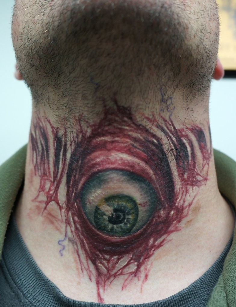 颈部血腥的眼球纹身图案