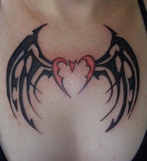胸部部落的心与蝙蝠翅膀纹身图案