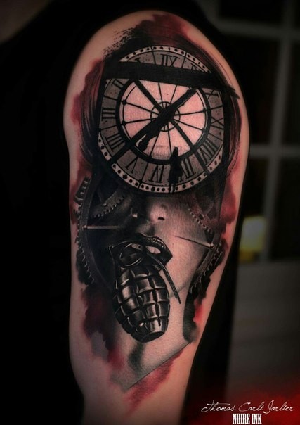 超现实主义女子肖像结合时钟和手榴纹身图案