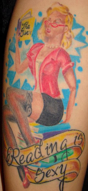 腿部彩色性感女郎纹身图案