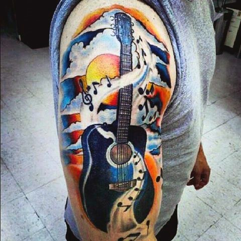 肩部彩色吉他与音乐纹身图案
