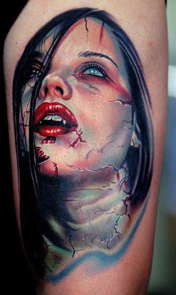 多彩的年轻吸血鬼女孩纹身图案