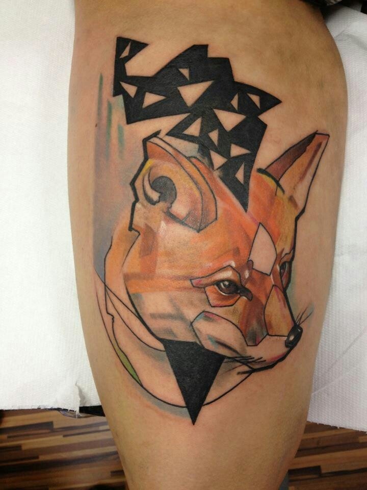 腿部彩色几何狐狸纹身图案
