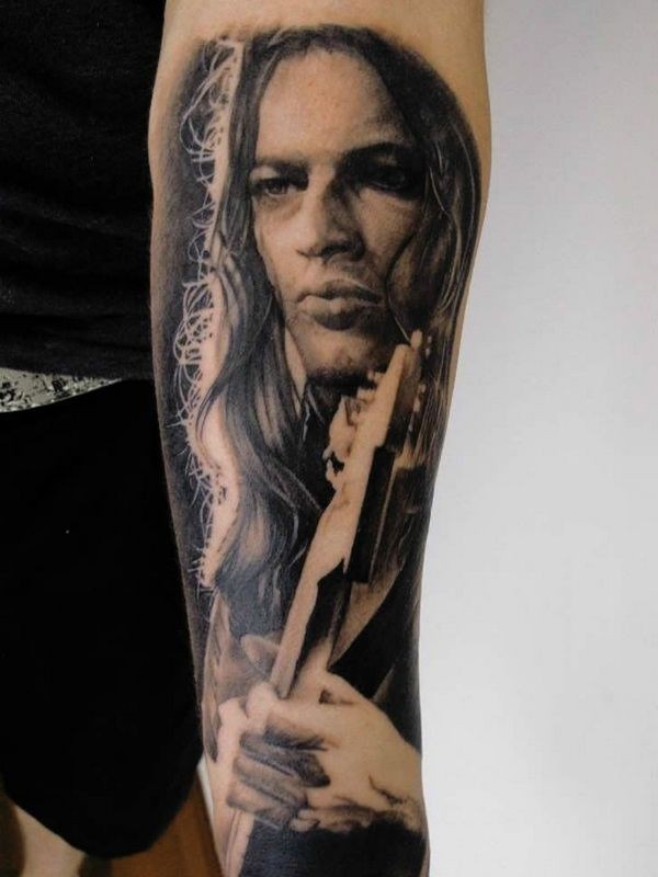 手臂逼真的男子肖像与吉他纹身图案