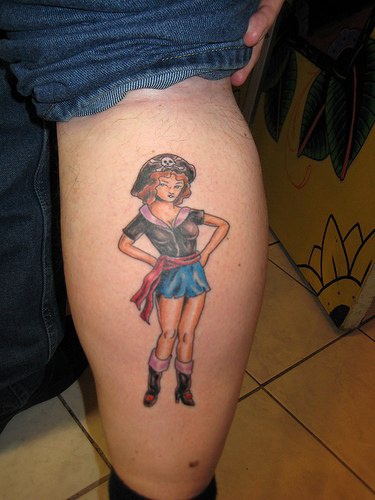 腿部彩色海盗女孩纹身图案