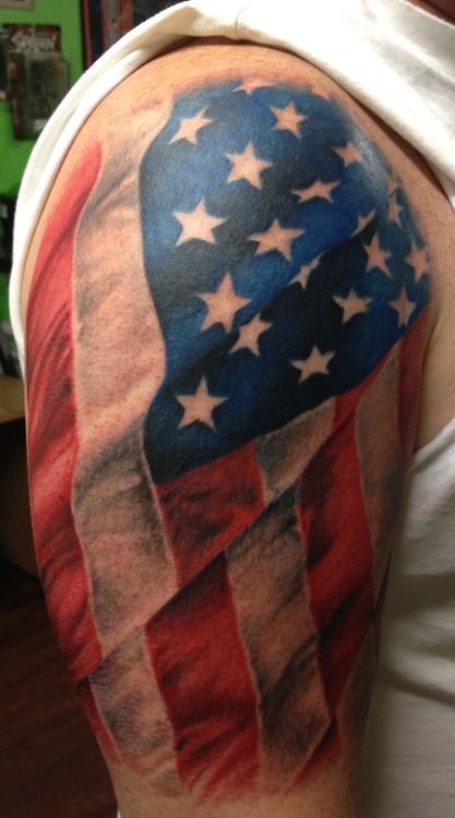 肩部彩色逼真的美国国旗纹身图案
