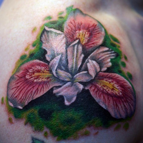肩部彩色逼真的花朵纹身图案