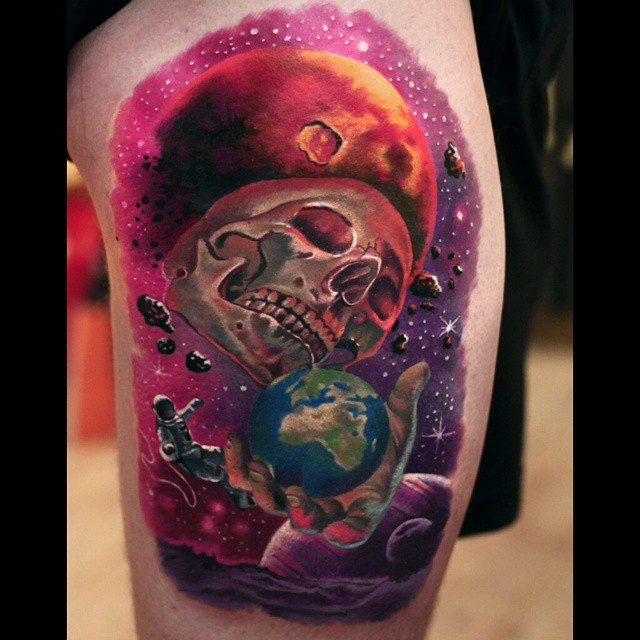 大腿彩色太空人类头骨与行星纹身图案