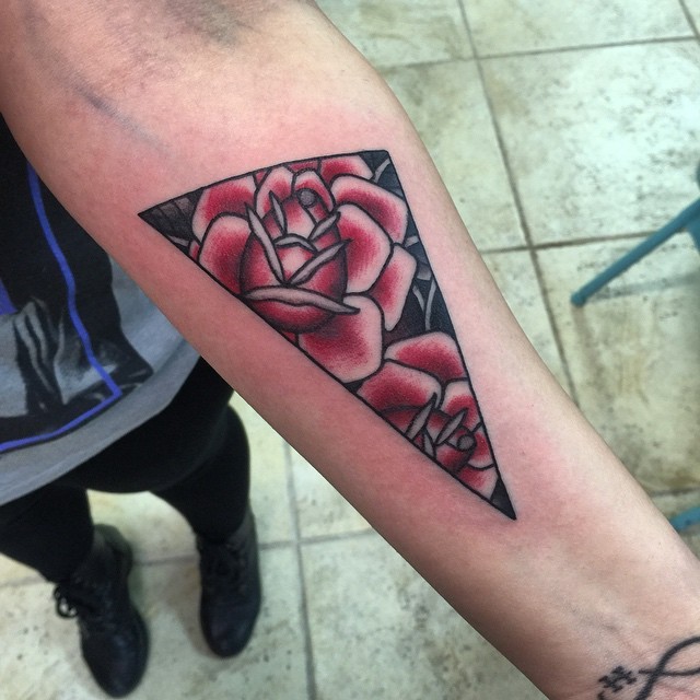 手臂彩色简单的三角形与红玫瑰纹身