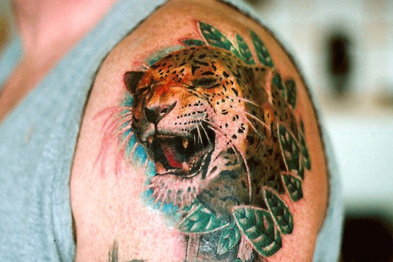 写实的猎豹头像和叶子纹身图案