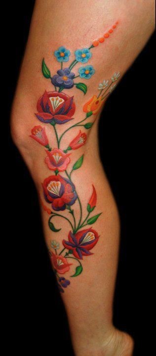 腿部彩色鲜艳的花朵藤蔓纹身图案
