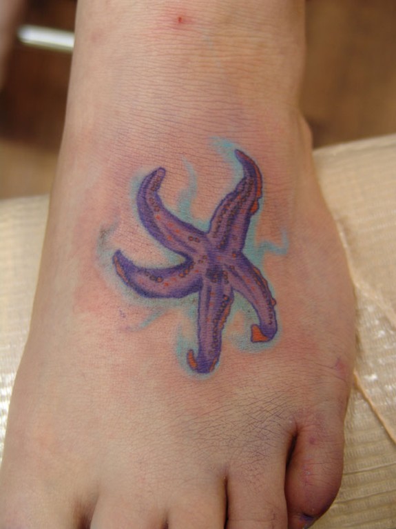 脚背彩色可爱的紫罗兰海星纹身图案