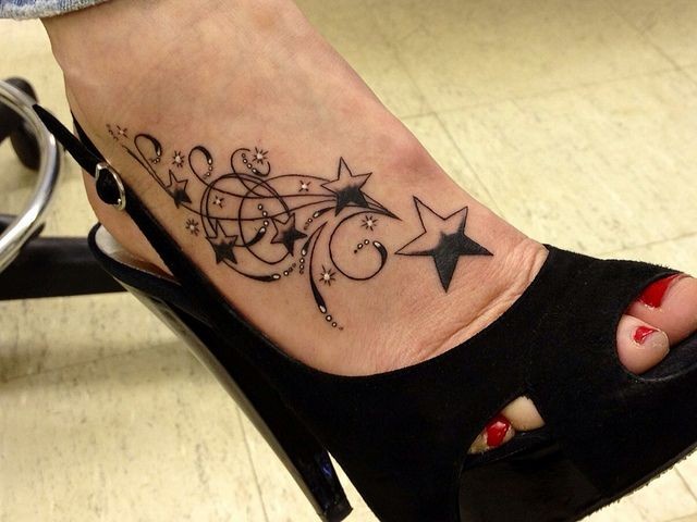 女性脚背黑色五角星藤蔓纹身图片