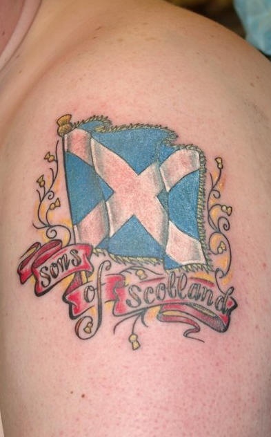 肩部彩色苏格兰旗子与字母纹身