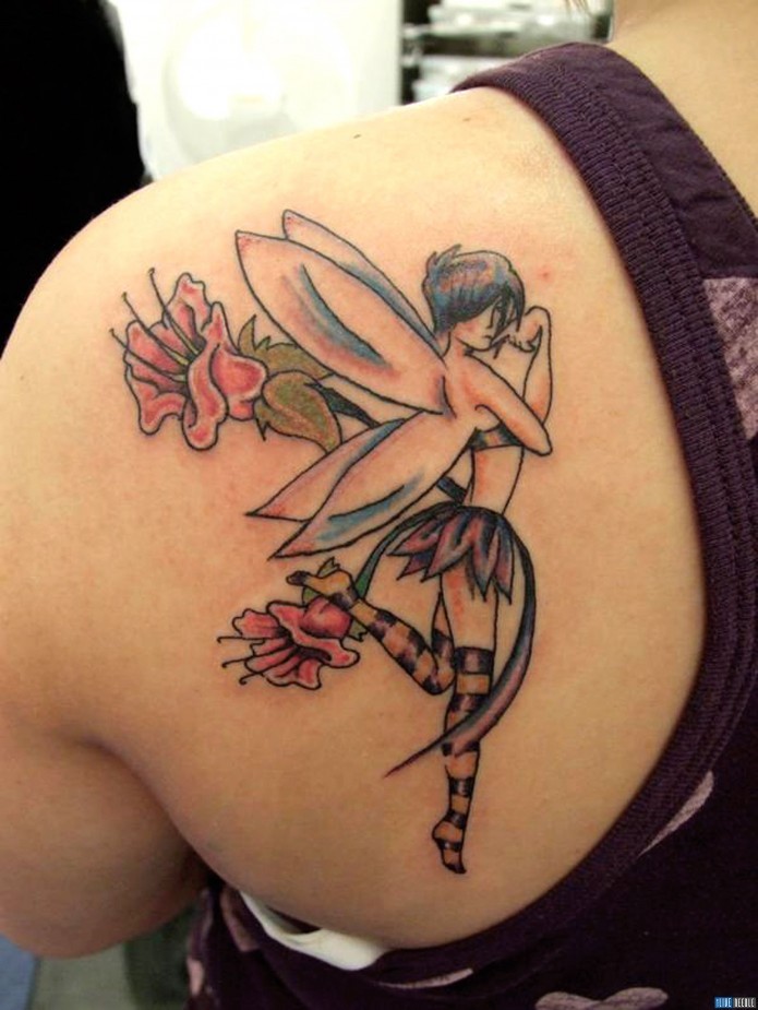 肩部的顽皮精灵和花朵纹身图案