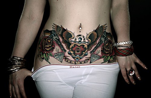 女生腹部性感的彩色玫瑰与鹰纹身图案