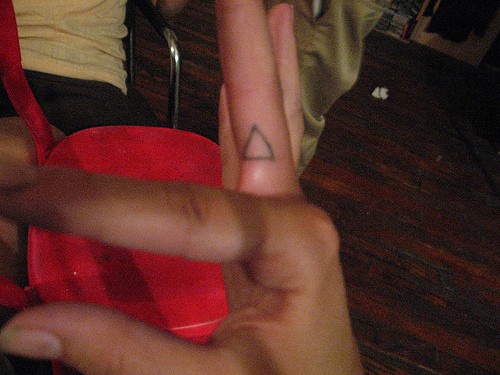手指几何三角简约纹身图案