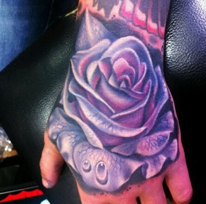 手部彩色玫瑰花与露珠纹身图案