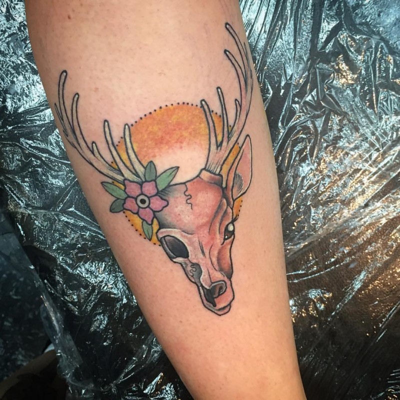 手臂漂亮的彩色鹿头花纹身图案