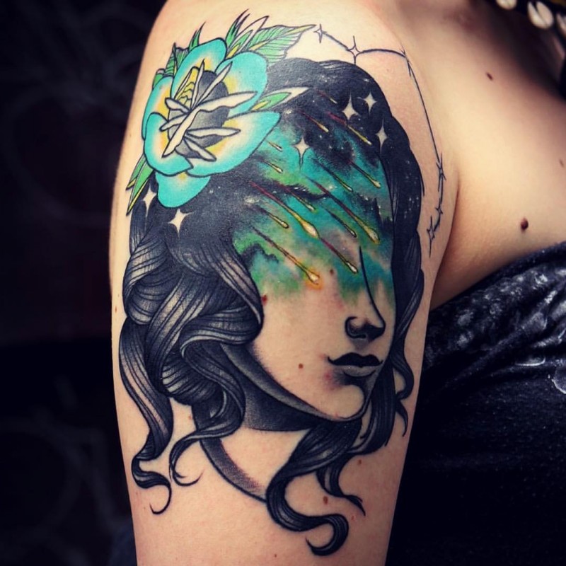 肩部彩色女人肖像与花朵纹身图案