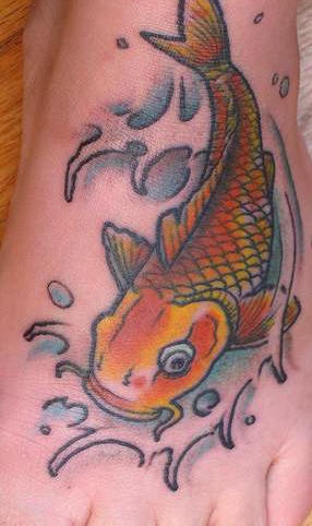 脚背彩色黄金锦鲤鱼纹身图案
