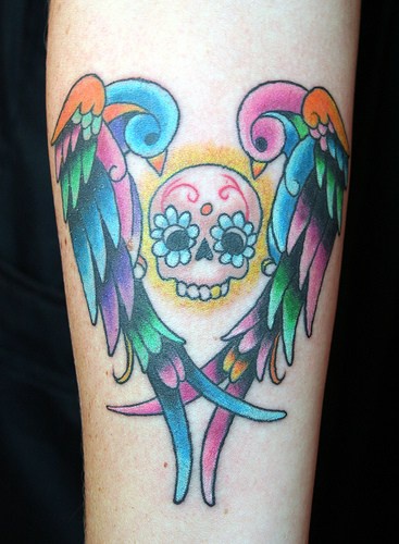 手臂彩色凤凰和头骨纹身图案