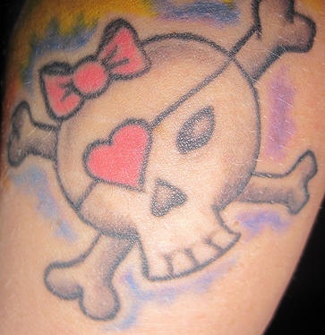 腿部彩色少女海盗标志的纹身图片