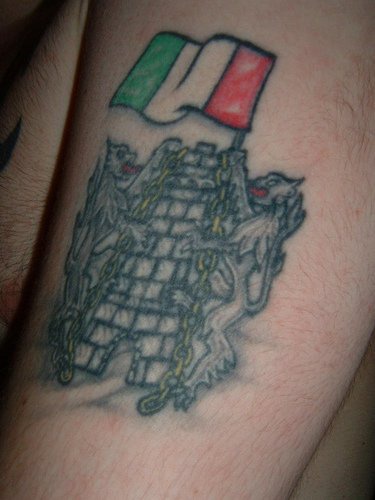 腿部彩色爱尔兰城堡上的狮子旗纹身