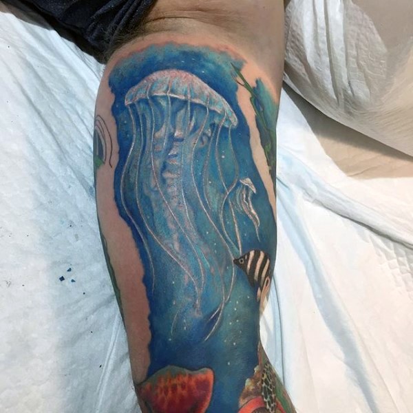 大腿彩色水下生活的水母纹身图案