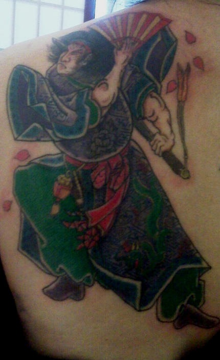 男性肩部彩色日本武士纹身图片