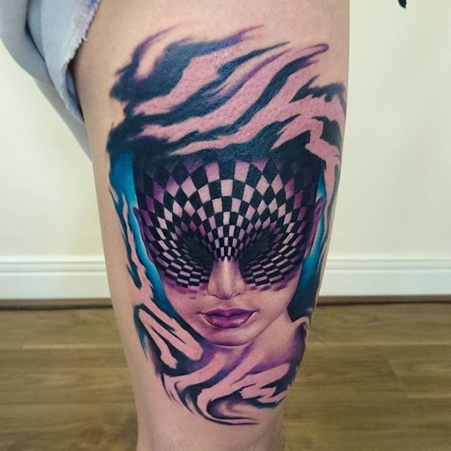 大腿超现实主义风格的彩色女人肖像纹身图案