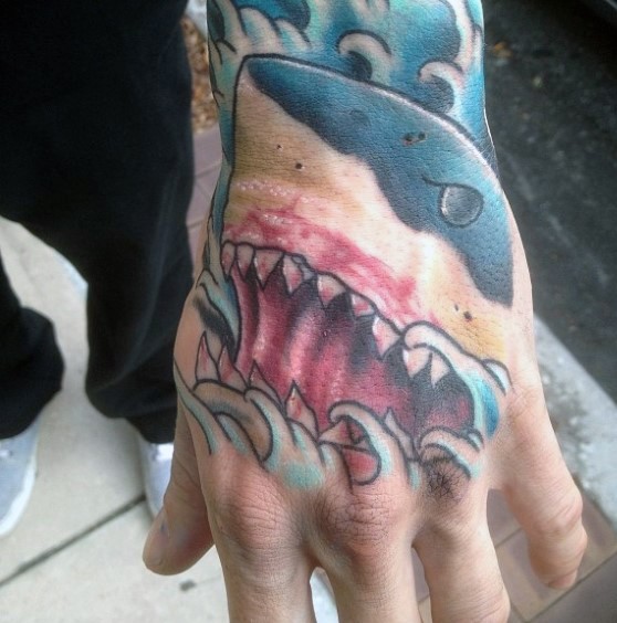 手背水彩色鲨鱼头部纹身图案