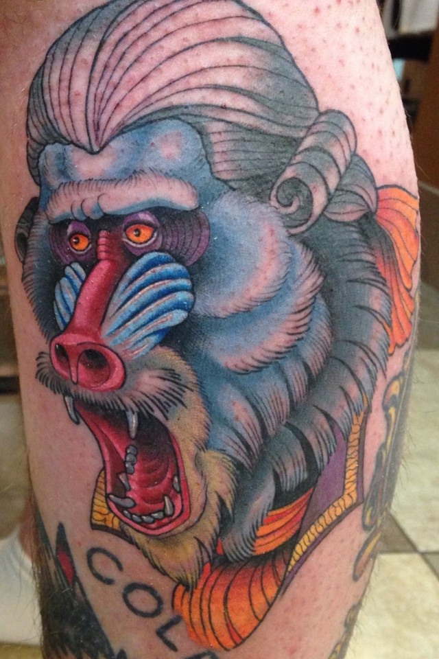 腿部彩色油墨狒狒头纹身图案