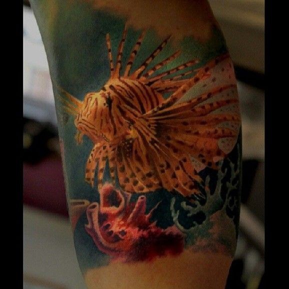 手臂彩色逼真可爱的怪鱼纹身图案