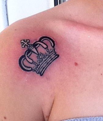 漂亮的女孩肩部皇冠纹身图案