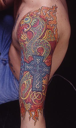手臂狮子与十字架纹身图案